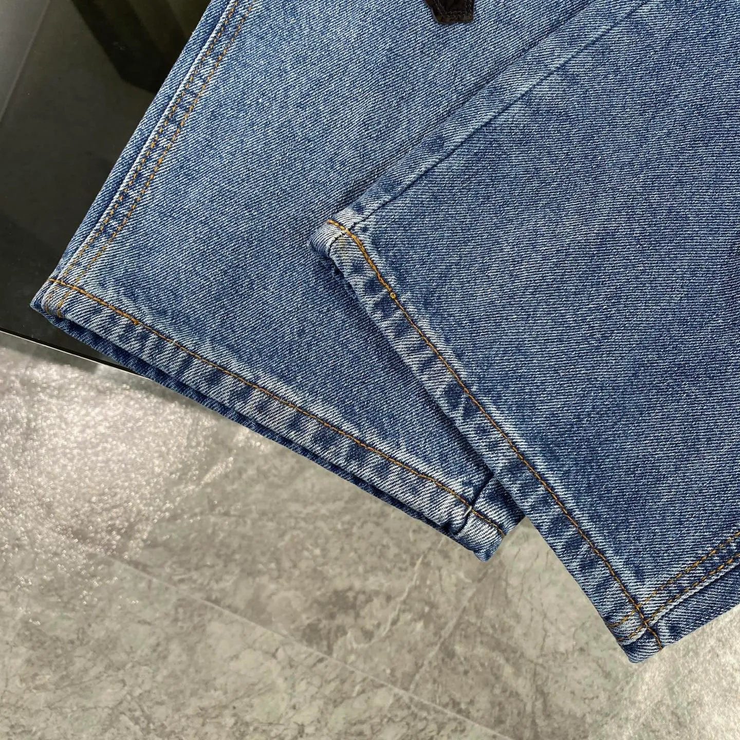P270 CH Chromehearts limited edition work jeans denim logging pants, cabinet price 34W level, patchwork cross pattern embellishment, washed jeans! ! An absolutely high-end luxury product, a 1.9W-level god-level single product, a super popular product, made by top heavy industry, a magic weapon that cannot be missed! [About Zangyin] This is an extremely luxurious fashion brand that can also be called the aristocracy of the high street. It has always been an exclusive brand for some hipsters or rich second generations. Compared with ordinary high streets, it is more luxurious and noble. Compared with luxury brands, it is more fashionable and individual. It has always been a brand that I have a special liking for. [Top heavy industry fashion design] Consistently high-street luxury style. Speaking of this style, the Zangyin family and GU family are definitely the leading representative brands. Especially the Zangyin family has really achieved a state-of-the-art effect in creating high-street style. The unique washed material is used to create this style. The color system is already quite eye-catching. After it is decorated with patchwork cross flowers, it cleverly highlights the charm of the brand. Secondly, this style uses classic The high-waist cutting design highlights the long legs and fashionable temperament of the upper body. The brand is highly recognizable and the slim fit configuration is more suitable for daily wear. It is a product that interprets personality, fashion, and specifications at a glance. This single product is enough to make any fan excited. It can be a white T-shirt for a youthful college style, or a tight suspender for a royal style. It has strong matching ability and can be easily controlled by men.  [Materials and craftsmanship] Needless to say, this point goes without saying. As an excellent craftsman brand, Zangyin’s requirements for details and craftsmanship are really perfect. The washed color of this model has gone through so many processes, not to mention the embellishment of denim appliques. It is also purely hand-made and sewn. Just like what they believe in, only hand-made things have soul and have the meaning of wear. A top-notch heavy-duty fashionable denim item, I look forward to your perfect interpretation! !  Color: blue Size: 28-34